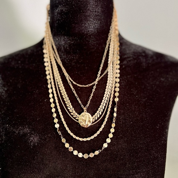 ASOS DESIGN multirow necklace mixed design chains and molten coin pendant - Picture 4 of 5